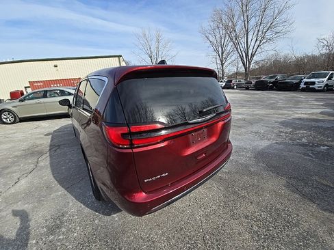 Used 2023 Chrysler Pacifica Touring-L image 5
