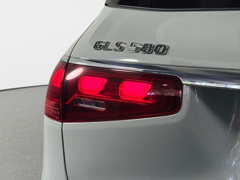Used 2025 Mercedes-Benz GLS 580 4MATIC image 9