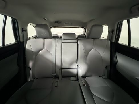 Used 2024 Toyota Highlander LE FWD image 32