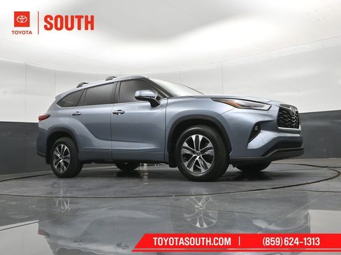 Used 2022 Toyota Highlander XLE AWD/4WD image 45