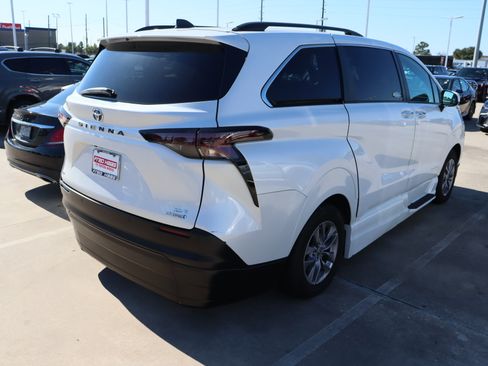 Used 2024 Toyota Sienna XLE image 11