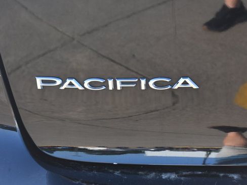 Used 2024 Chrysler Pacifica Touring-L FWD image 7