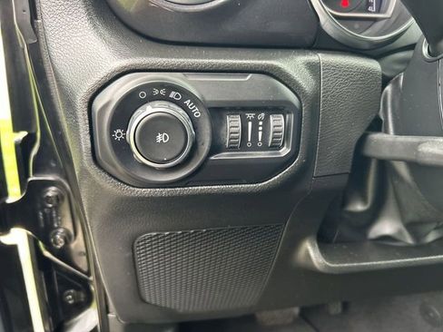 Used 2022 Jeep Wrangler Unlimited Sahara AWD/4WD image 17