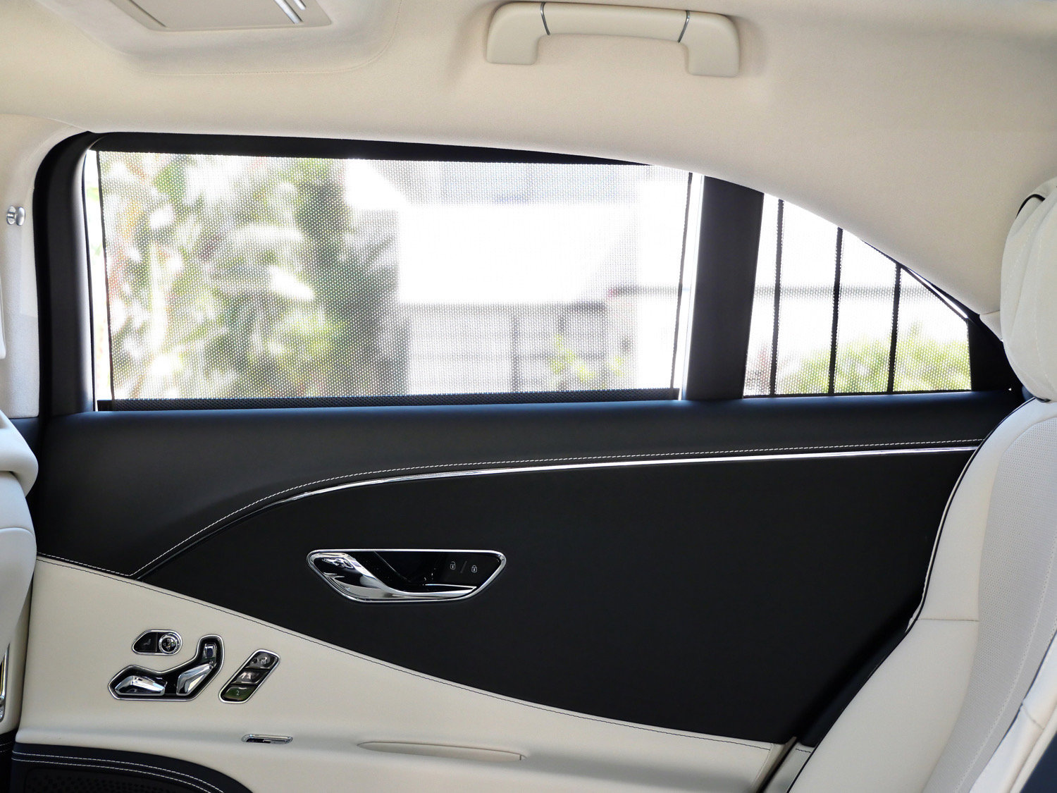 Used 2023 Bentley Flying Spur Plug-In Hybrid AWD/4WD image 23