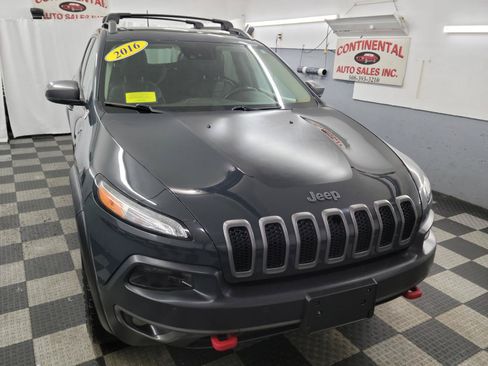 Used 2016 Jeep Cherokee Trailhawk w/ Comfort/Convenience Group AWD/4WD image 9