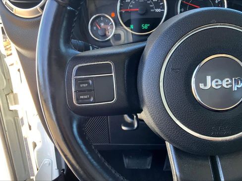 Used 2018 Jeep Wrangler Unlimited Sahara image 23