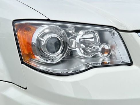 Used 2012 Chrysler Town & Country Limited FWD image 18