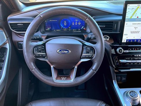 Used 2022 Ford Explorer King Ranch w/ Premium Technology Package image 5