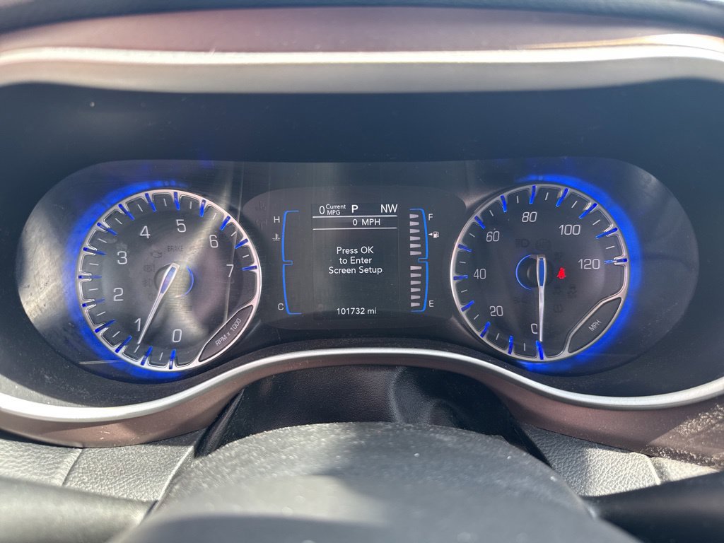 Used 2017 Chrysler Pacifica Touring-L FWD image 39