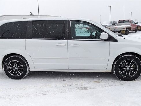 Used 2015 Dodge Grand Caravan SE image 2