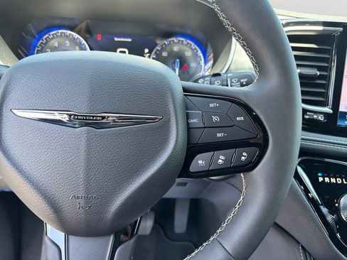Used 2025 Chrysler Pacifica Limited FWD image 20