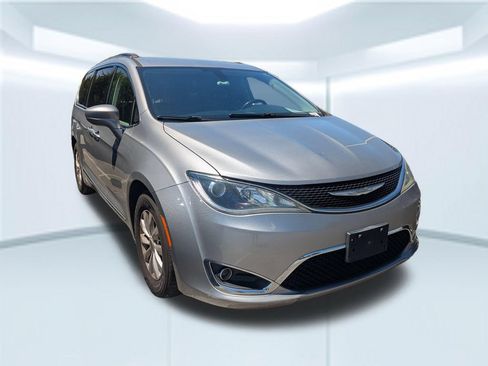 Used 2017 Chrysler Pacifica Touring-L FWD image 3