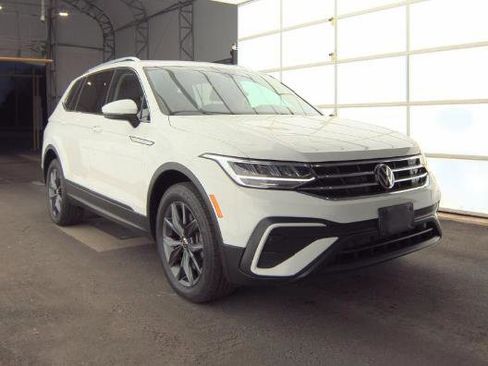 Used 2022 Volkswagen Tiguan SE w/ Panoramic Sunroof Package image 1