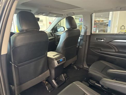 Used 2019 Toyota Highlander XLE image 19