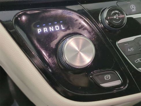 Used 2017 Chrysler Pacifica Touring-L Plus w/ Tire & Wheel Group image 15