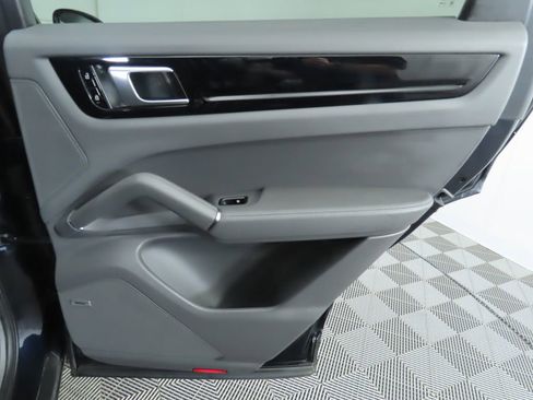 Used 2020 Porsche Cayenne image 28