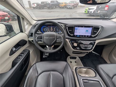 Used 2023 Chrysler Pacifica Touring-L image 17