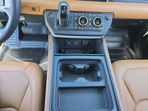 Used 2023 Land Rover Defender 110 SE AWD/4WD image 25