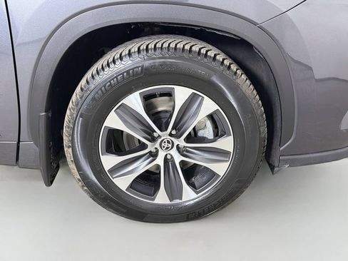 Used 2020 Toyota Highlander XLE AWD/4WD image 29