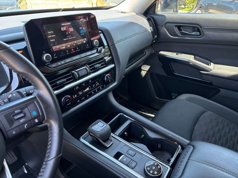 Used 2025 Nissan Pathfinder SV AWD/4WD image 17