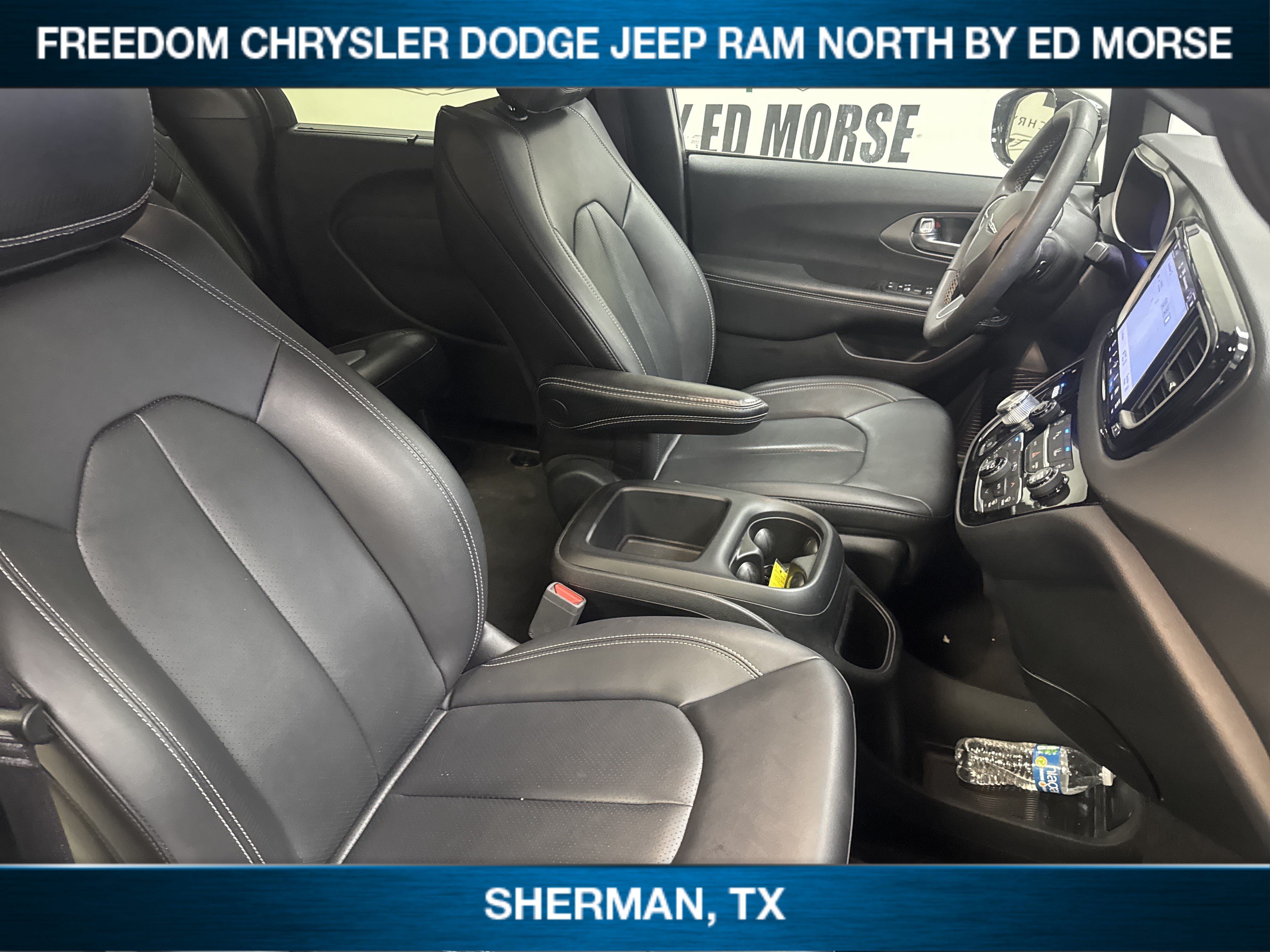 Used 2025 Chrysler Pacifica Select FWD image 9