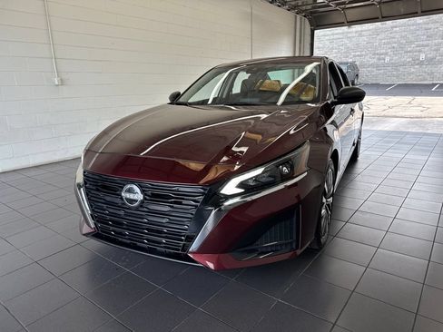 Used 2025 Nissan Altima 2.5 SV FWD image 3
