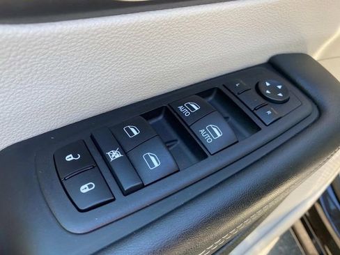 Used 2024 Chrysler Pacifica Touring-L FWD image 14