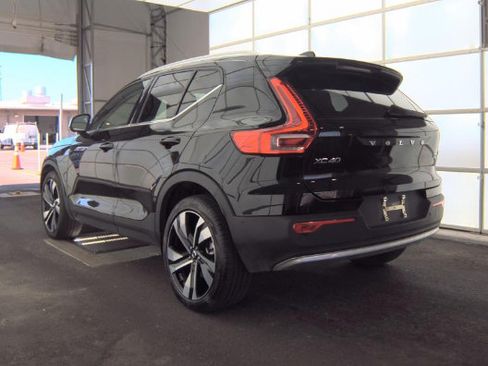 Used 2024 Volvo XC40 B5 Plus AWD/4WD image 4