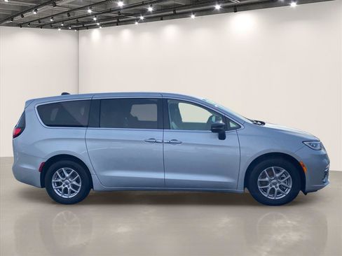 Used 2024 Chrysler Pacifica Touring-L FWD image 8