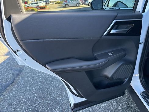 New 2025 Mitsubishi Outlander SE image 28