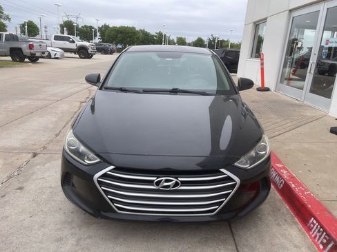 Used 2017 Hyundai Elantra SE FWD image 2