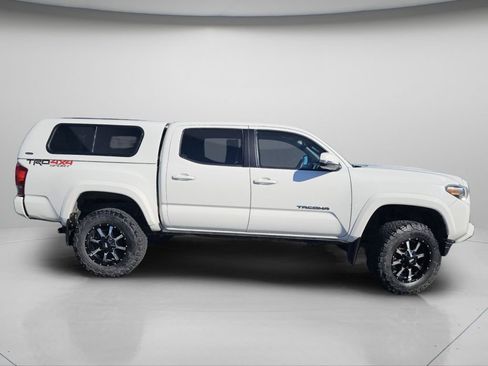 Used 2017 Toyota Tacoma TRD Sport AWD/4WD image 27