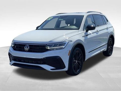 Used 2022 Volkswagen Tiguan SE R-Line image 2