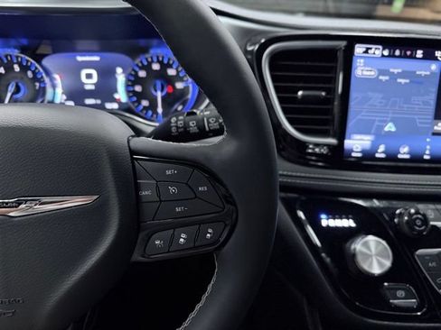 Certified 2025 Chrysler Pacifica Limited FWD image 35