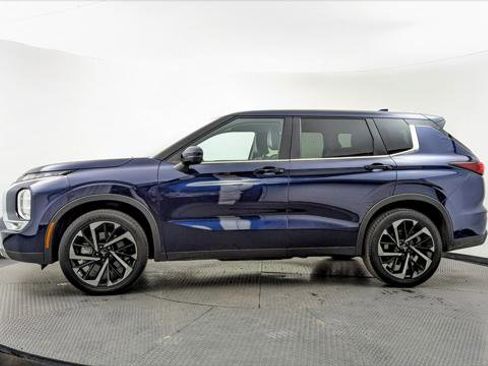 Used 2024 Mitsubishi Outlander SE image 3
