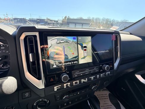 Used 2025 Nissan Frontier SL image 21