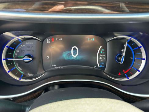 Used 2023 Chrysler Pacifica Limited w/ Uconnect Theater Family Group FWD image 24