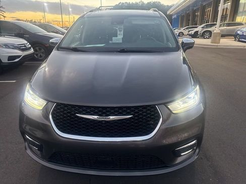 Used 2022 Chrysler Pacifica Limited image 2