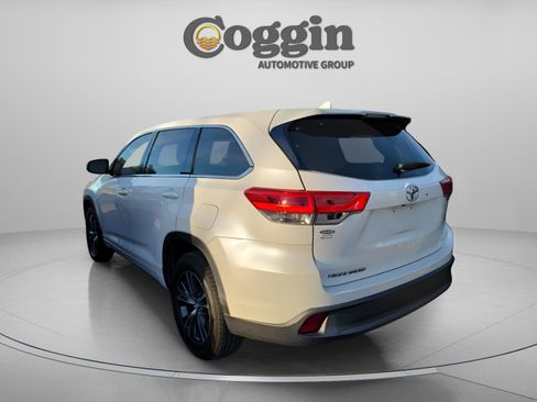 Used 2018 Toyota Highlander LE image 2