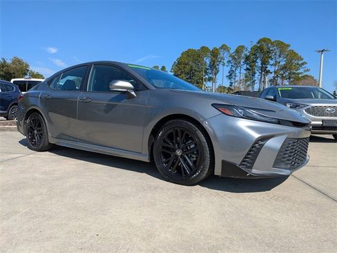 Used 2025 Toyota Camry SE image 2