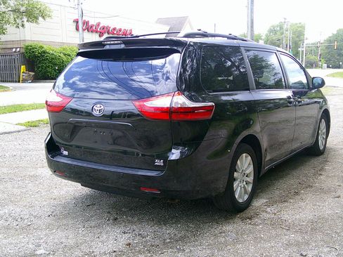 Used 2015 Toyota Sienna XLE Premium image 3