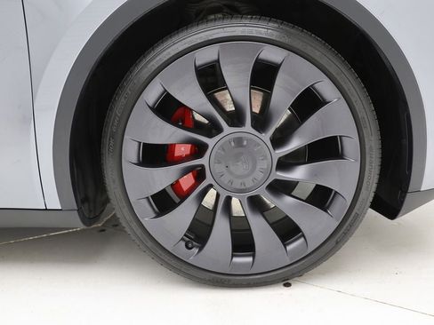 Used 2024 Tesla Model Y Performance image 10