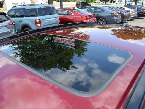 Used 2024 Chevrolet Trax LT w/ Sunroof Package FWD image 11