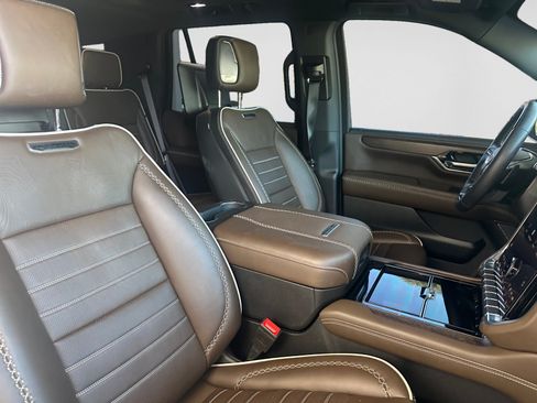 Used 2025 GMC Yukon Denali Ultimate w/ LPO, Illumination Package AWD/4WD image 16