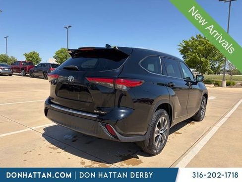 Used 2022 Toyota Highlander XLE AWD/4WD image 3