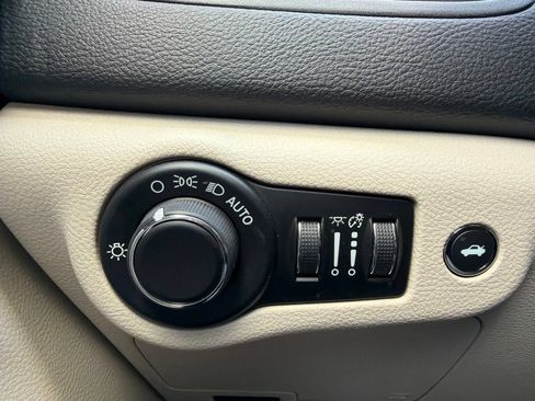 Used 2015 Chrysler 200 Limited w/ Convenience Group FWD image 10