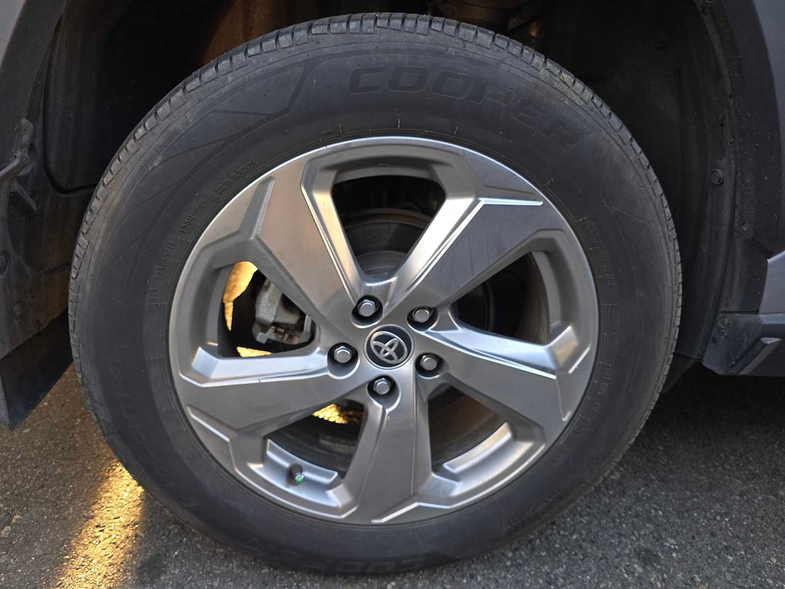 Used 2020 Toyota RAV4 Limited AWD/4WD image 4