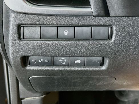 Used 2025 Nissan Rogue SV AWD/4WD image 17