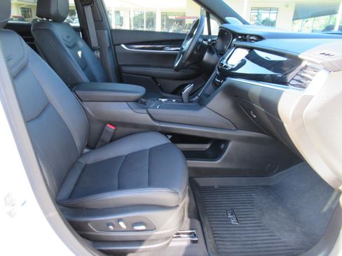 Used 2025 Cadillac XT6 Premium Luxury w/ Technology Package FWD image 10