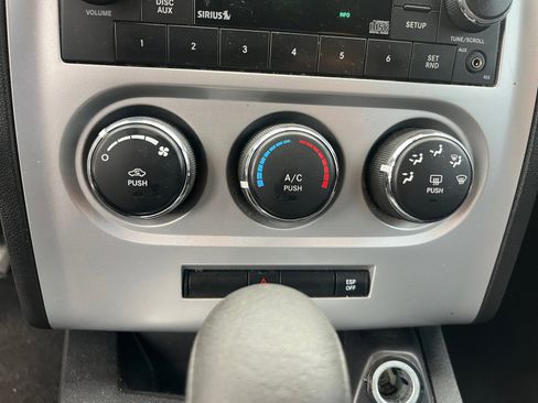 Used 2010 Dodge Challenger SE image 30